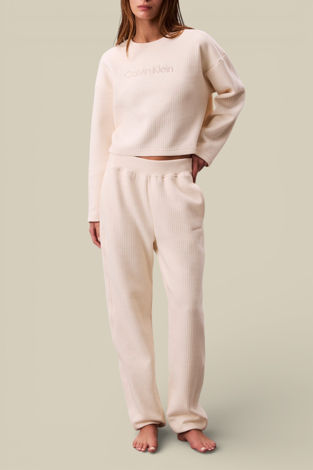 תמונת כל הלוק של סווטשירט קרופ